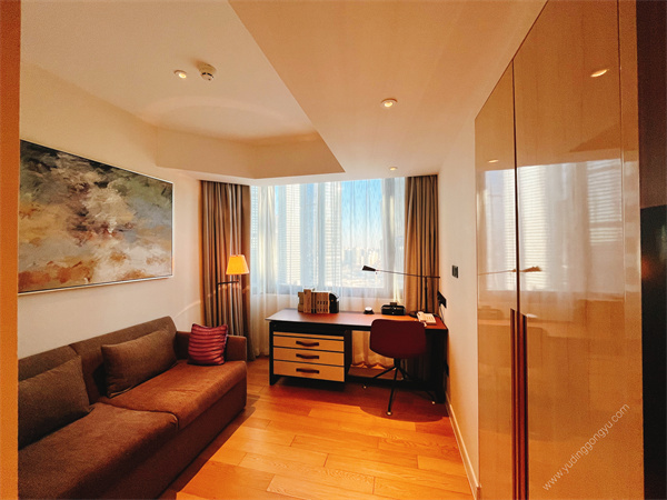 香格里拉大酒店作爲亚洲豪华酒店服务业的标志，香格里拉集团已经发展成爲一个国际化的公司，多元化业务涵盖酒店、综合性发展项目及住宅物业等领域。